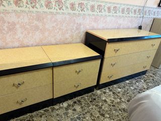 Muebles de dormitorio: 2 mesitas, cómoda y cabecer