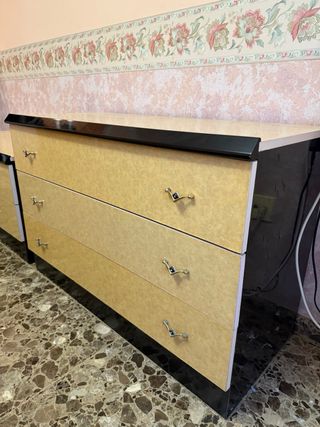 Muebles de dormitorio: 2 mesitas, cómoda y cabecer