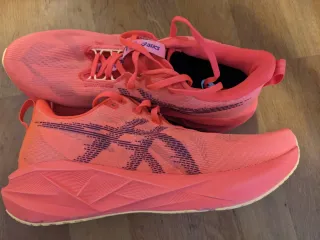 Asics Novablast 5 Naranja/Rosa