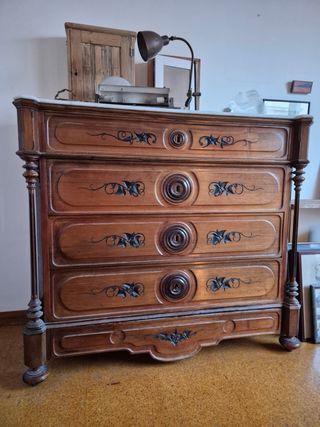 Cómoda antigua de madera y mármol