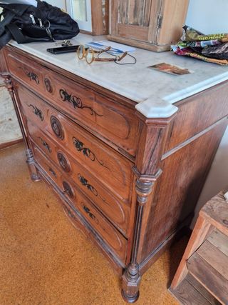 Cómoda antigua de madera y mármol