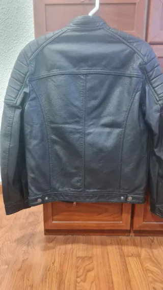 Cazadora de cuero negra