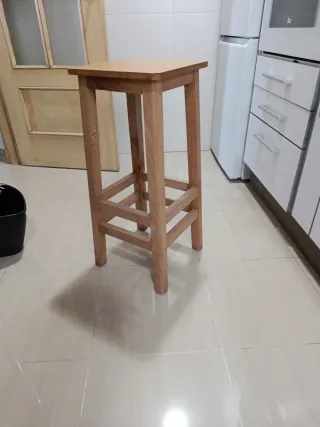 Dos bancos de madera