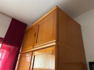 Armario de madera maciza