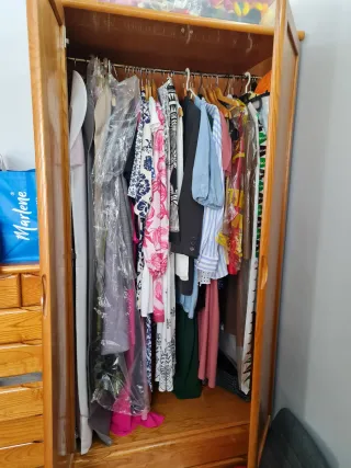 Armario de madera maciza