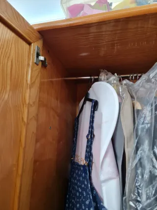 Armario de madera maciza