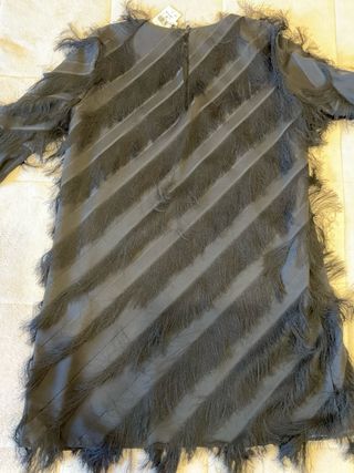 Vestido de fiesta negro con flecos