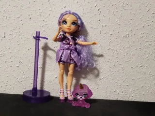 Muñeca morada con vestido brillante