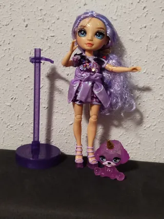 Muñeca morada con vestido brillante