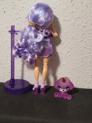 Muñeca morada con vestido brillante
