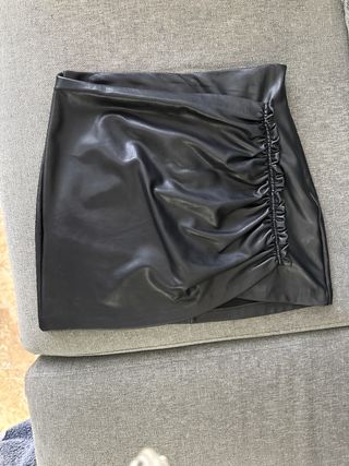 Falda cuero negra Stradivarius Talla S
