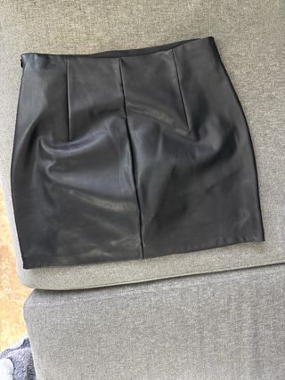 Falda cuero negra Stradivarius Talla S