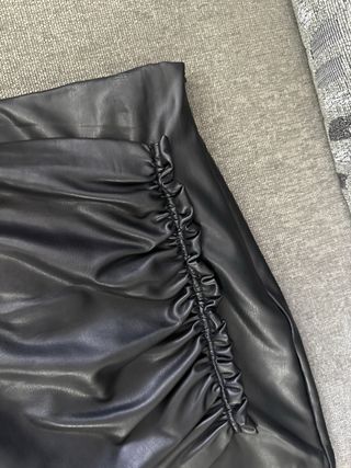 Falda cuero negra Stradivarius Talla S