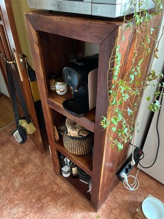 Estantería de madera y mimbre