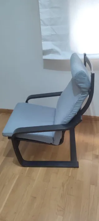 En BARCELONA, silla Ikea moderna gris.