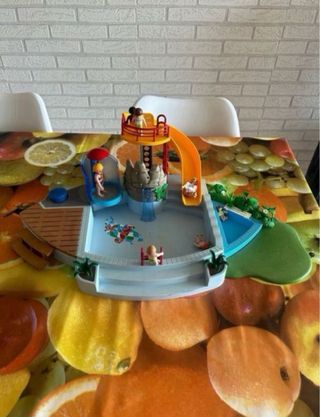 Piscina Playmobil con tobogán y figuras