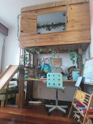 Cama infantil de madera a medida con tobogán.