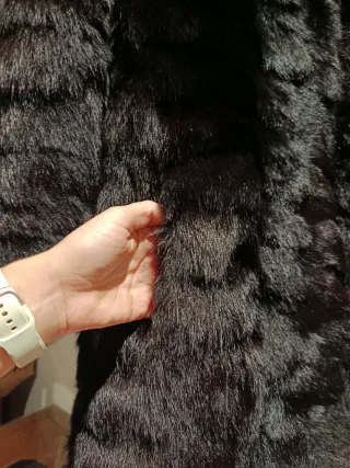 Abrigo de pelo negro