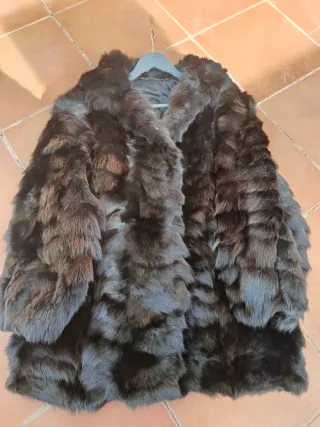 Abrigo de pelo negro