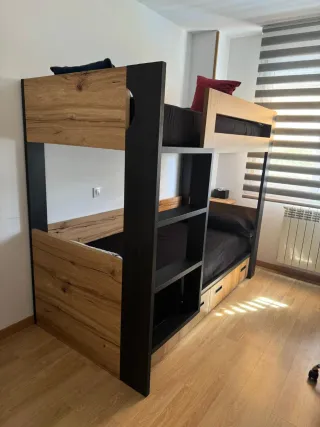 Habitación juvenil litera y escritorio