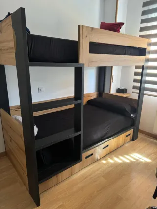 Habitación juvenil litera y escritorio