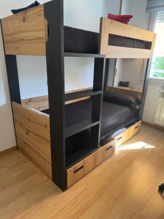 Habitación juvenil litera y escritorio