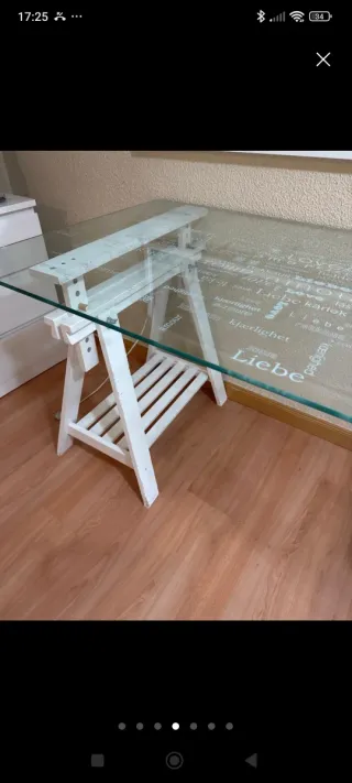 Escritorio moderno con dos caballetes