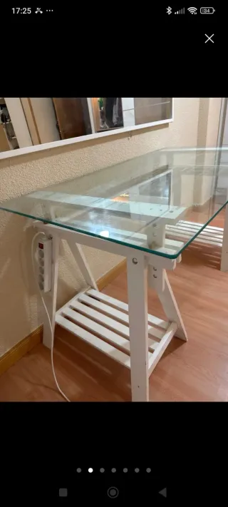 Escritorio moderno con dos caballetes