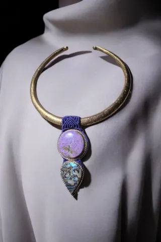 Gargantilla Abalone Dorada y Morada