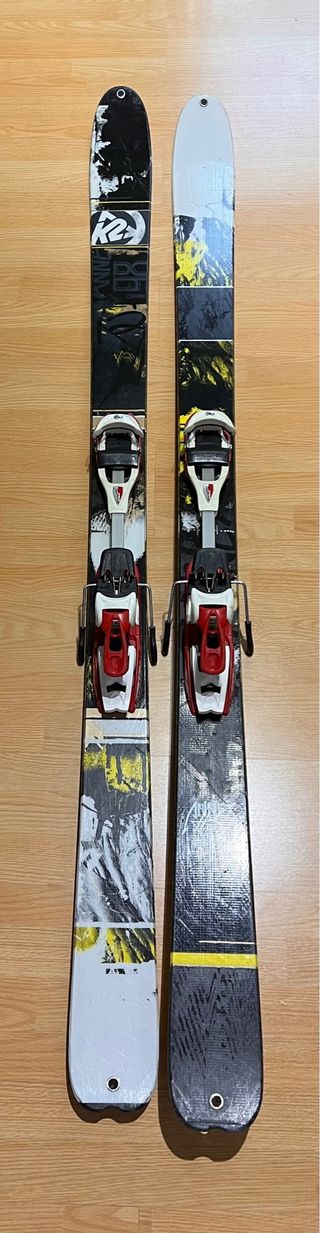 Esquís de travesía K2 con fijaciones y pieles