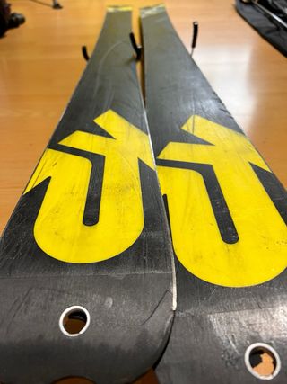 Esquís de travesía K2 con fijaciones y pieles