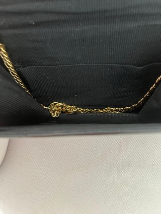 Bolso de piel negro y dorado