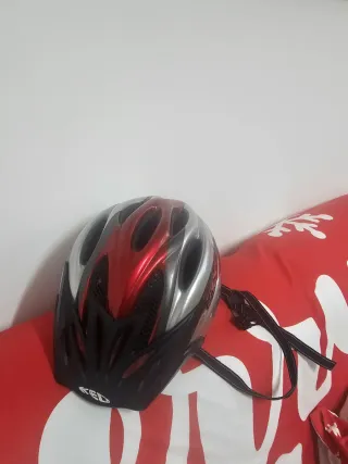 Casco de bicicleta KED plateado y rojo