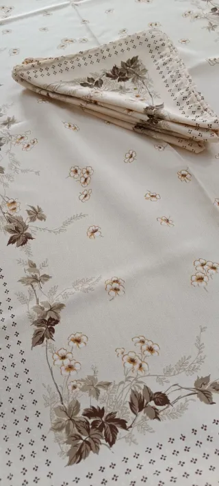 Mantelería beige y marrón con estampado floral