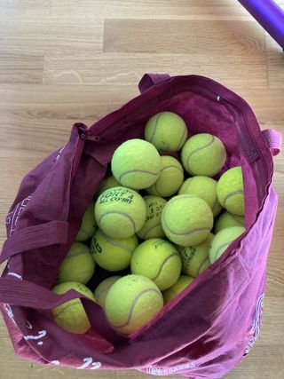 Bolsa con pelotas de tenis y pádel
