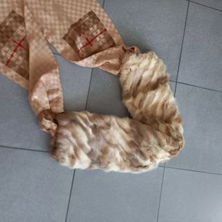 Sciarpa elegante pelliccia e raso