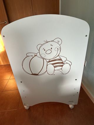 Cuna bebé blanca con osito