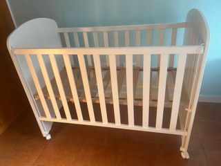 Cuna bebé blanca con osito