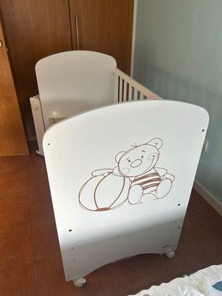 Cuna bebé blanca con osito