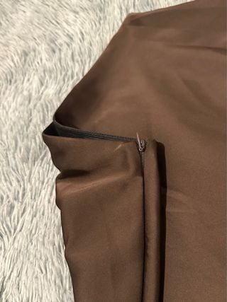 Falda satinada marrón