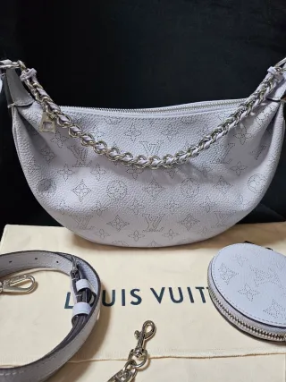 Bolso Louis Vuitton gris perforado con cadena