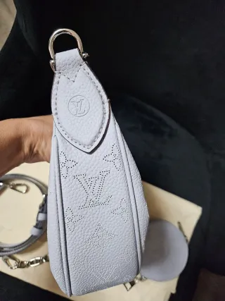 Bolso Louis Vuitton gris perforado con cadena