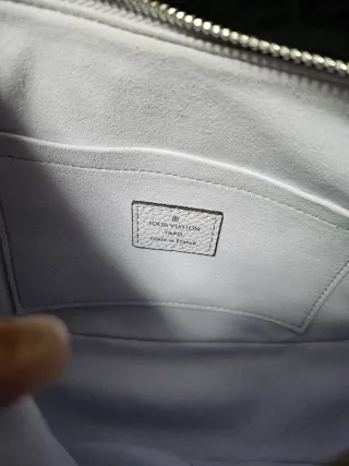 Bolso Louis Vuitton gris perforado con cadena