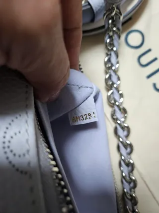 Bolso Louis Vuitton gris perforado con cadena