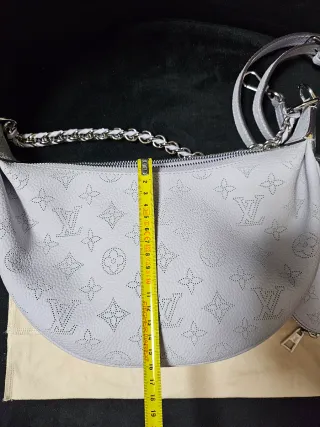 Bolso Louis Vuitton gris perforado con cadena