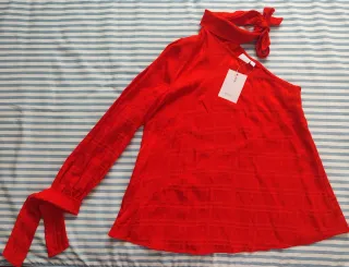 Blusa roja de un hombro con lazo
