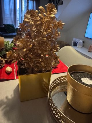 Adornos Navideños Dorados y Rojos