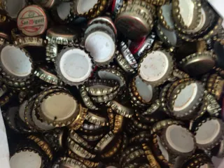 Caja de 3kg de chapas de cerveza y bebidas