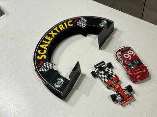 Lote Club Scalextric: 2 Coches + Arco