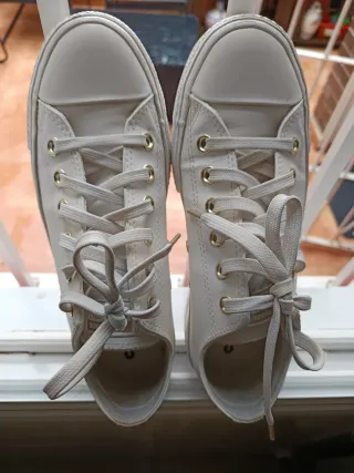 Deportivas blancas y doradas